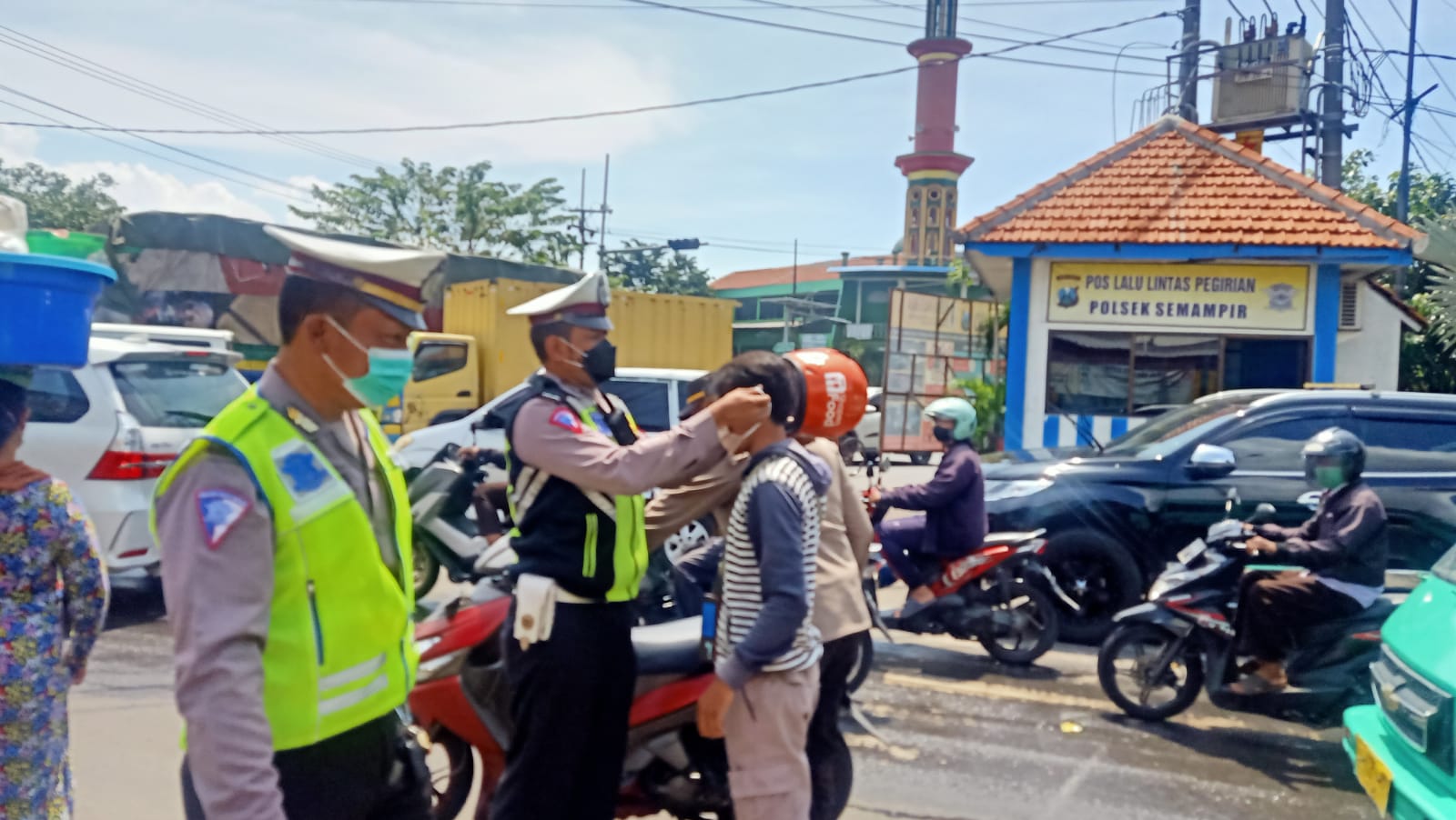 Polsek Semampir Bagikan Masker Secara Gratis Kepada Masyarakat, Sekaligus Ingatkan Tentang Peraturan Protokol Kesehatan