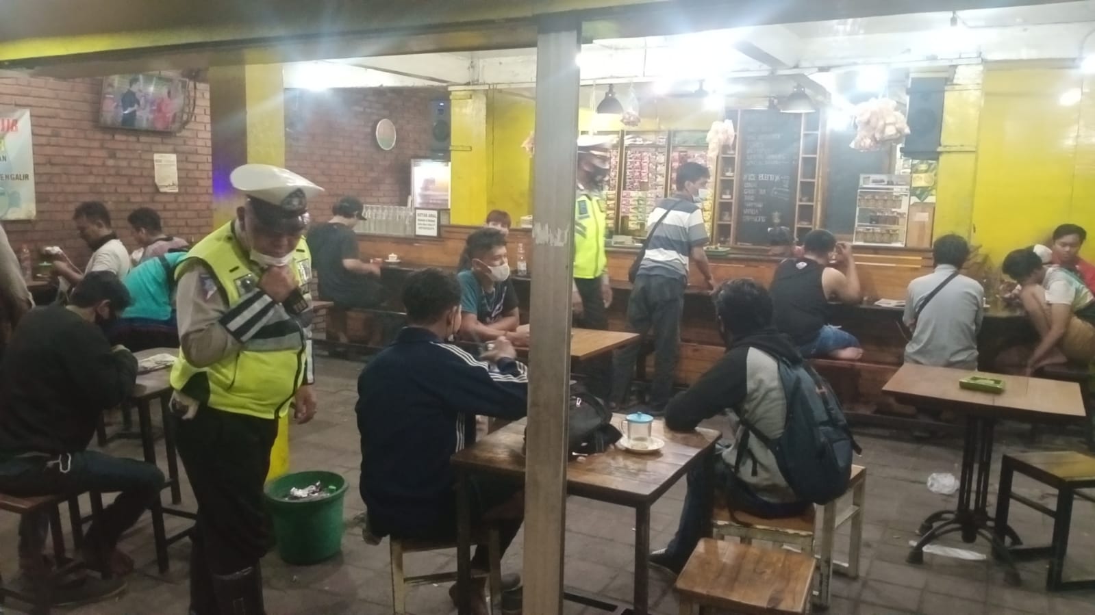 Polsek Asemrowo Gelar Operasi Jam Malam dan Penertiban Masker Bersama Instansi Samping