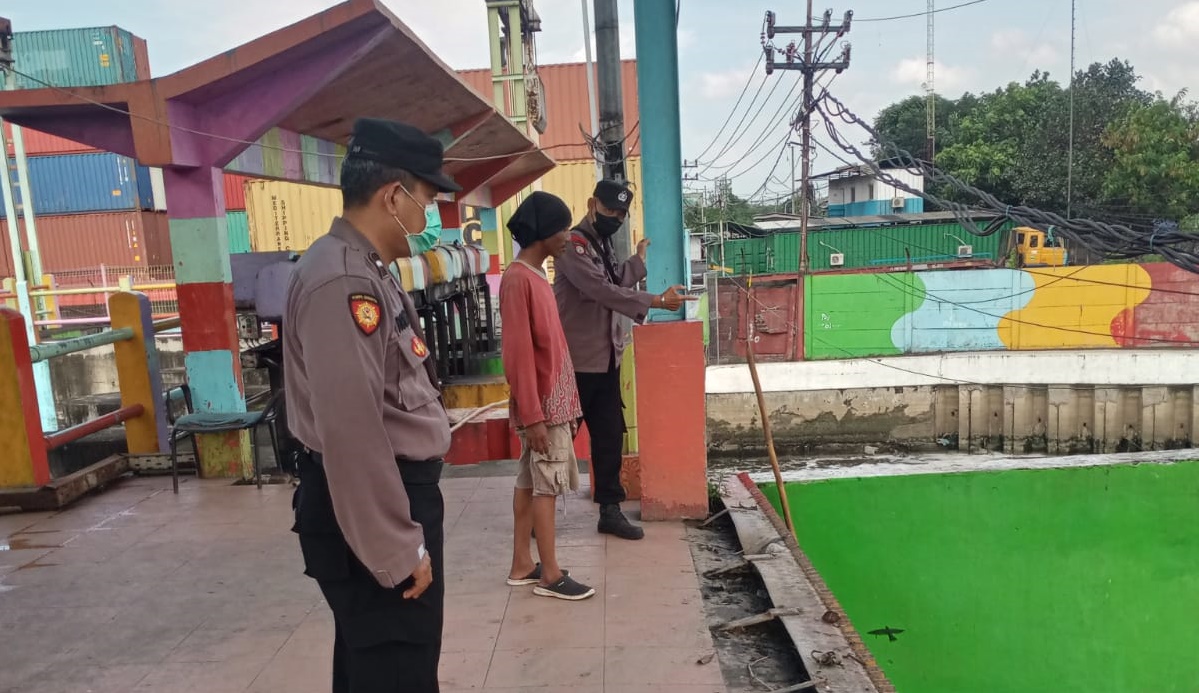 Polsek Asemrowo Cek Ketinggian Air di Pompa Balong, Antisipasi Adanya Potensi Banjir