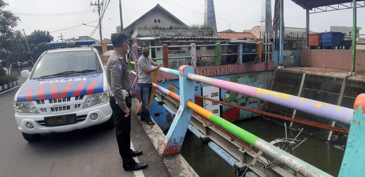 Polsek Kenjeran Pantau Ketinggian Debit Air di Sungai, Waspada Adanya Potensi Banjir