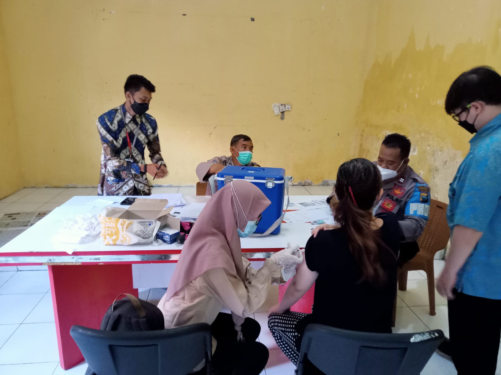 Polsek Krembangan Kawal Jalannya Vaksinasi di Jalan Kalianak, Pastikan Berjalan Lancar dan Aman