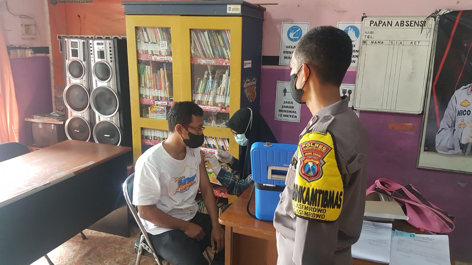 Polsek Asemrowo Pantau Jalannya Vaksinasi Door to Door, Pastikan Berjalan Lancar Dan Aman