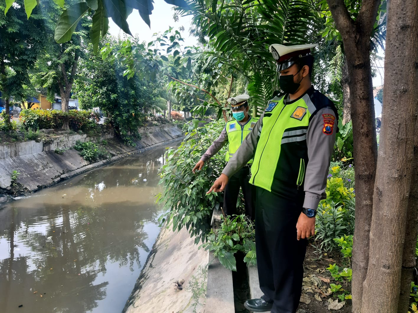 Polsek Semampir Cek Ketinggian Debit Air Sungai Pegirian, Antisipasi Adanya Potensi Banjir