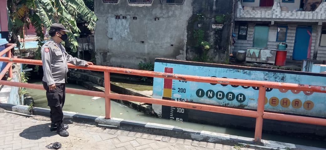 Polsek Krembangan Cek Debit Air Sungai, Pastikan Tidak Ada Potensi Banjir