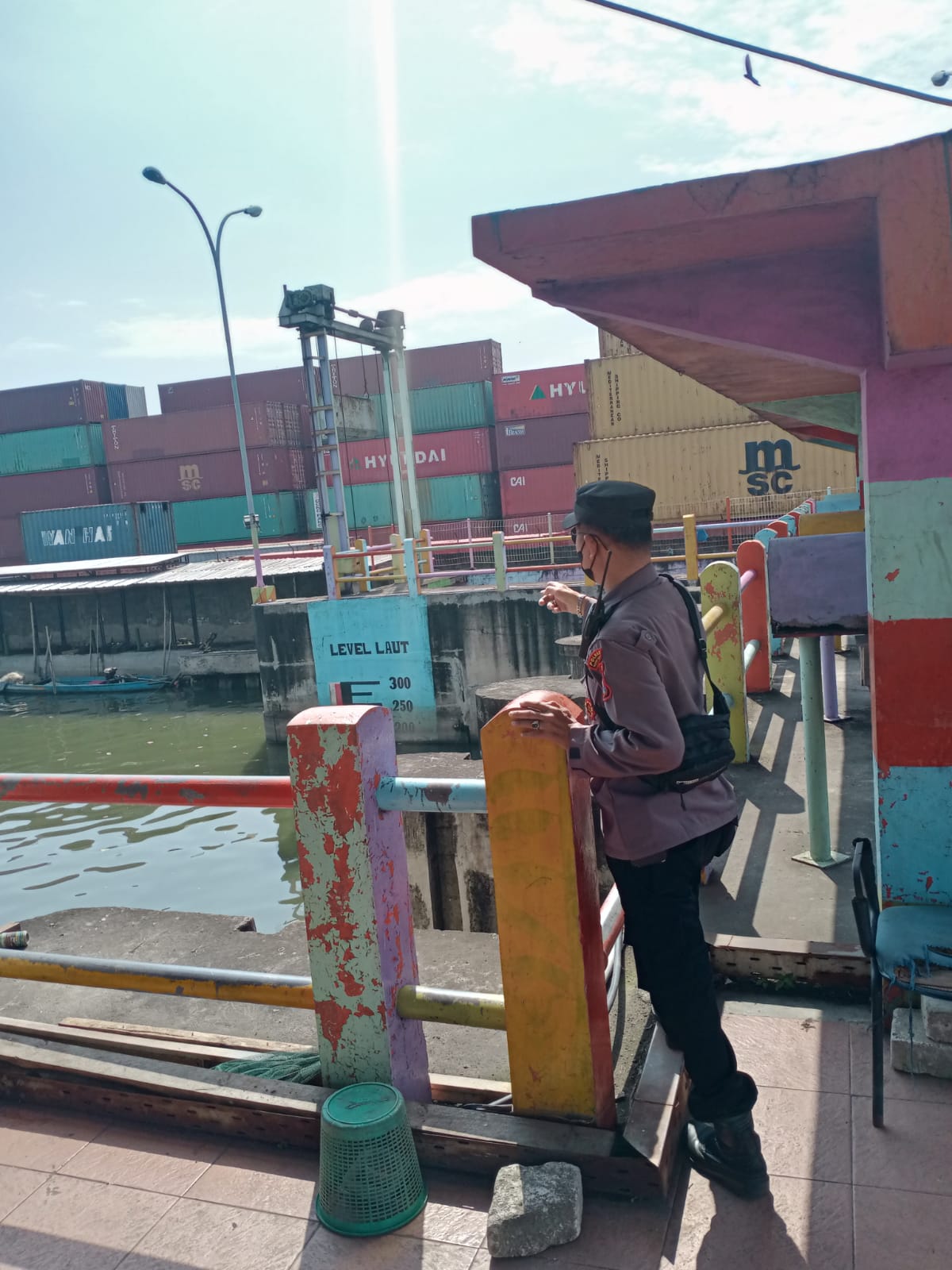 Personil Polsek Asemrowo Rutin Cek Ketinggian Air, Antisipasi Adanya Potensi Banjir