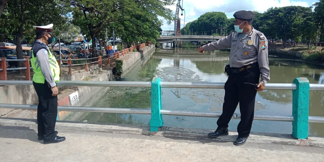 Polsek Pabean Cantikan Rutin Cek Ketinggian Air Sungai, Waspada Ada Potensi Banjir
