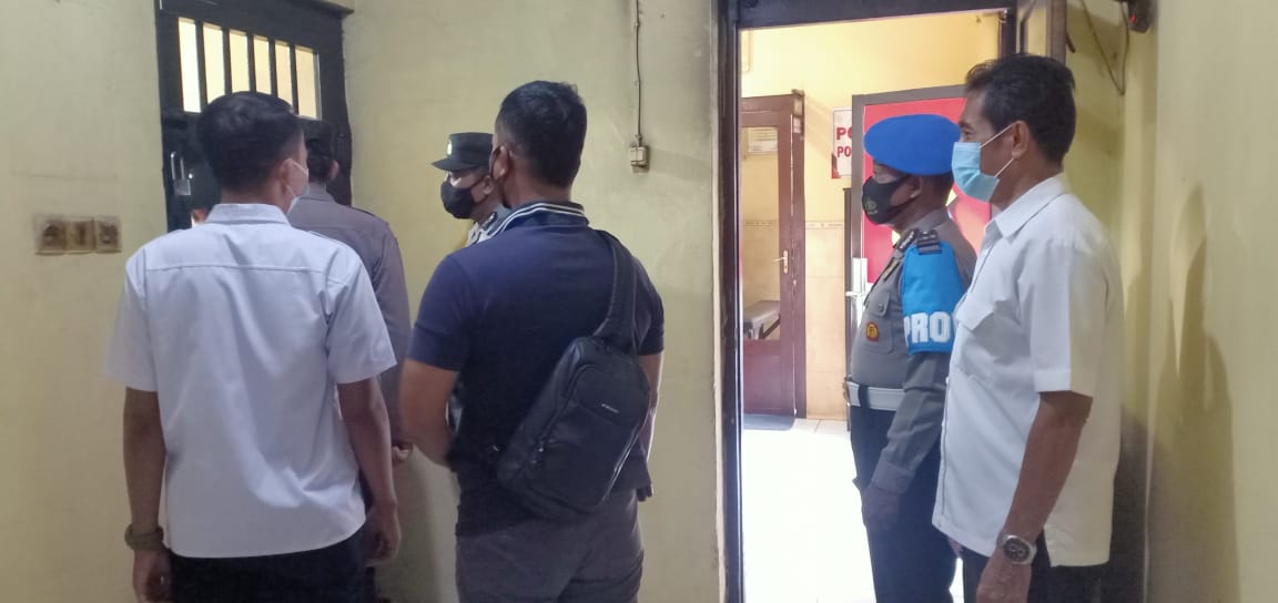Personil Polsek Semampir Rutin Cek Kondisi Ruang Tahanan, Antisipasi Adanya Penyelundupan Barang Terlarang