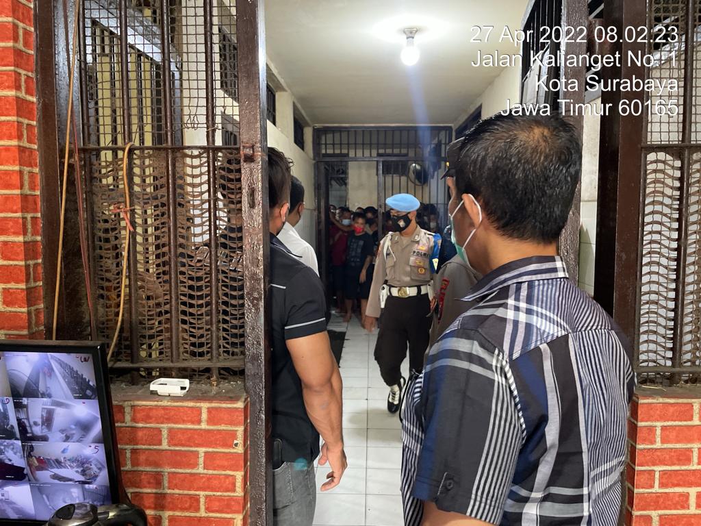 Polres Pelabuhan Tanjung Perak Cek Kondisi Tahanan, Pastikan Tidak Ada Barang Terlarang Yang Masuk