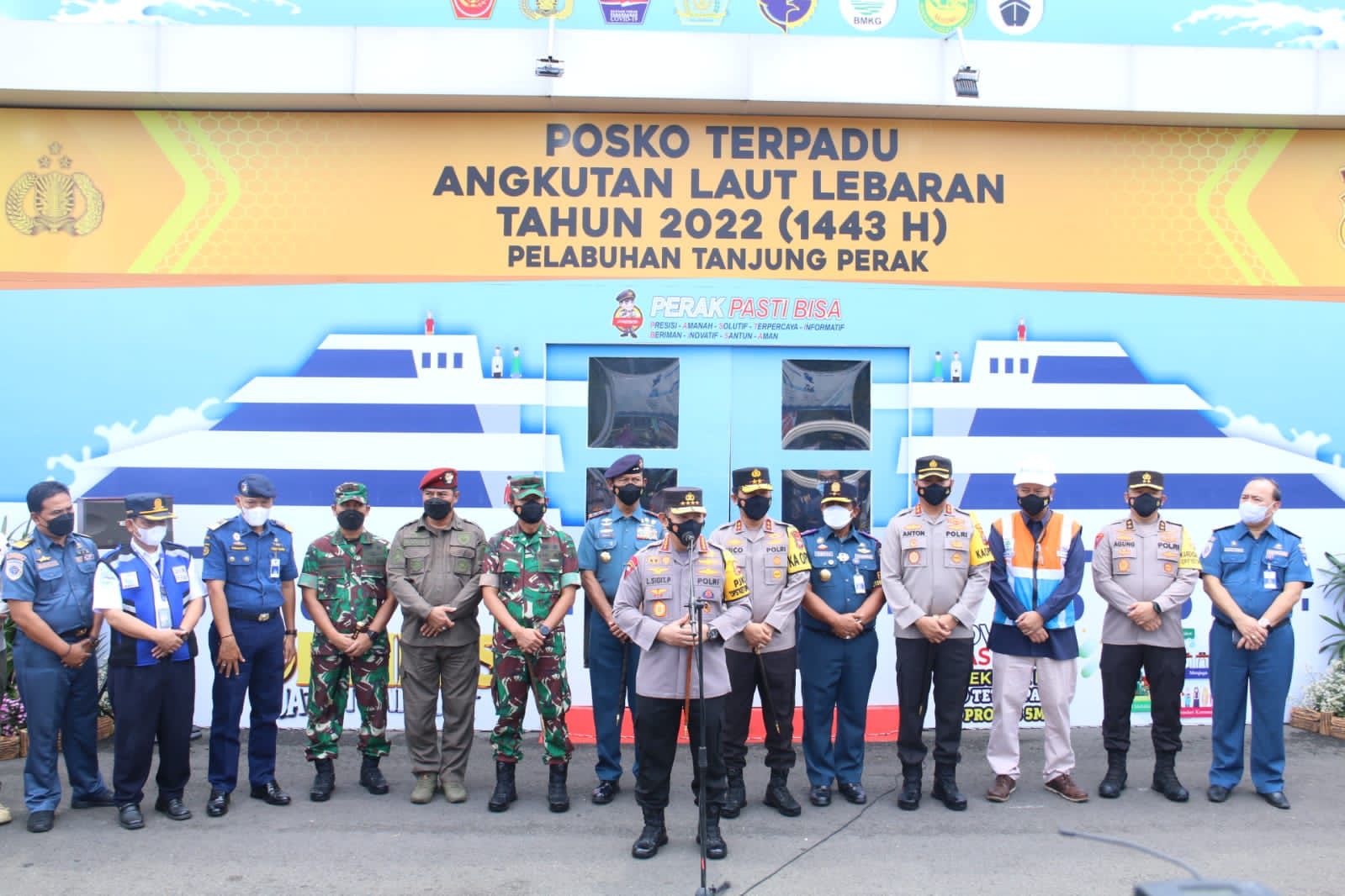 Saat Pengecekan Pelabuhan Tanjung Perak, Kapolri Ingatkan Masyarakat Vaksin Booster Sebagai Syarat Mudik