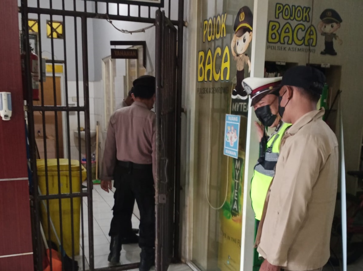 Polsek Asemrowo Lakukan Pengecekan Tahanan, Waspada Adanya Barang Terlarang