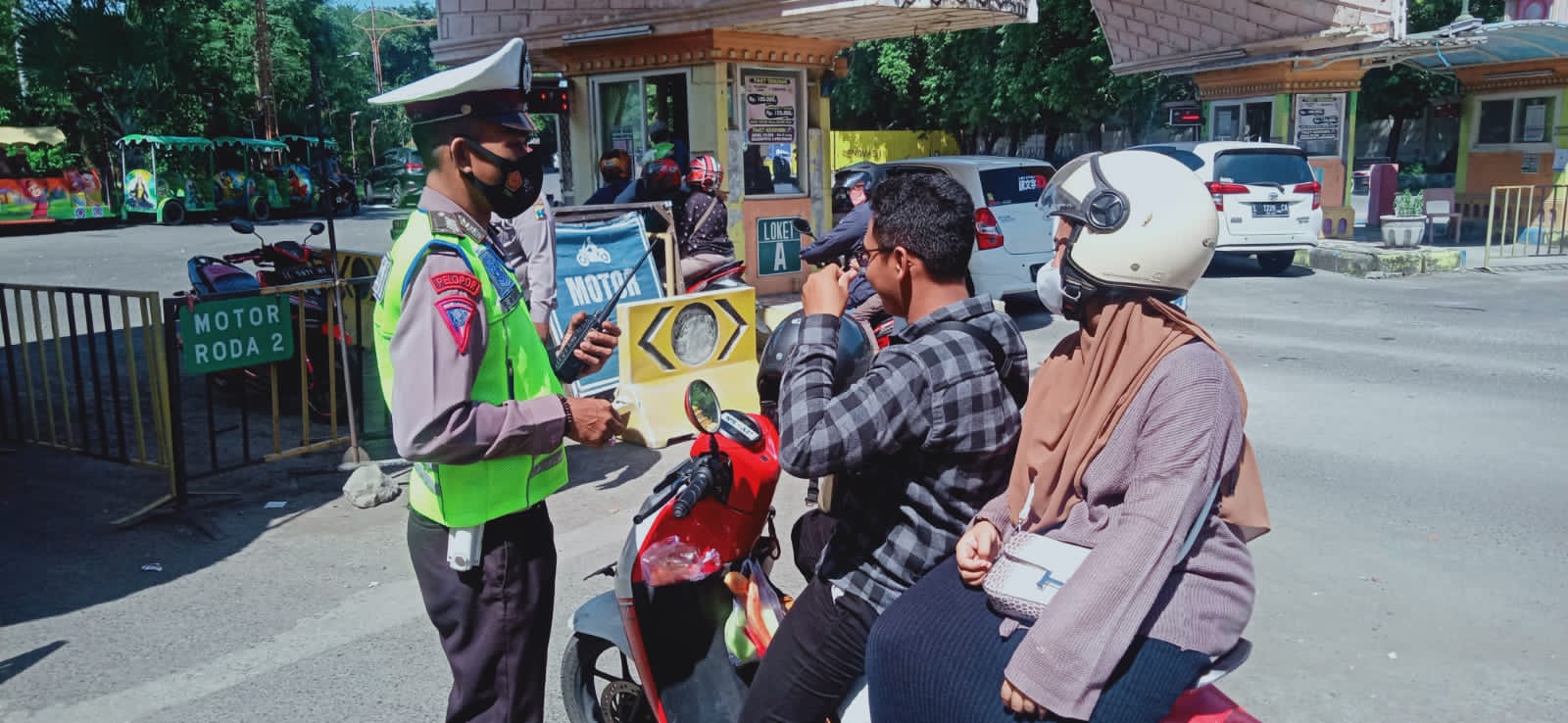 Polsek Kenjeran Laksanakan Patroli Pengamanan di Taman Wisata Kenjeran, Ingatkan Pesn Waspada Kriminal dan Prokes