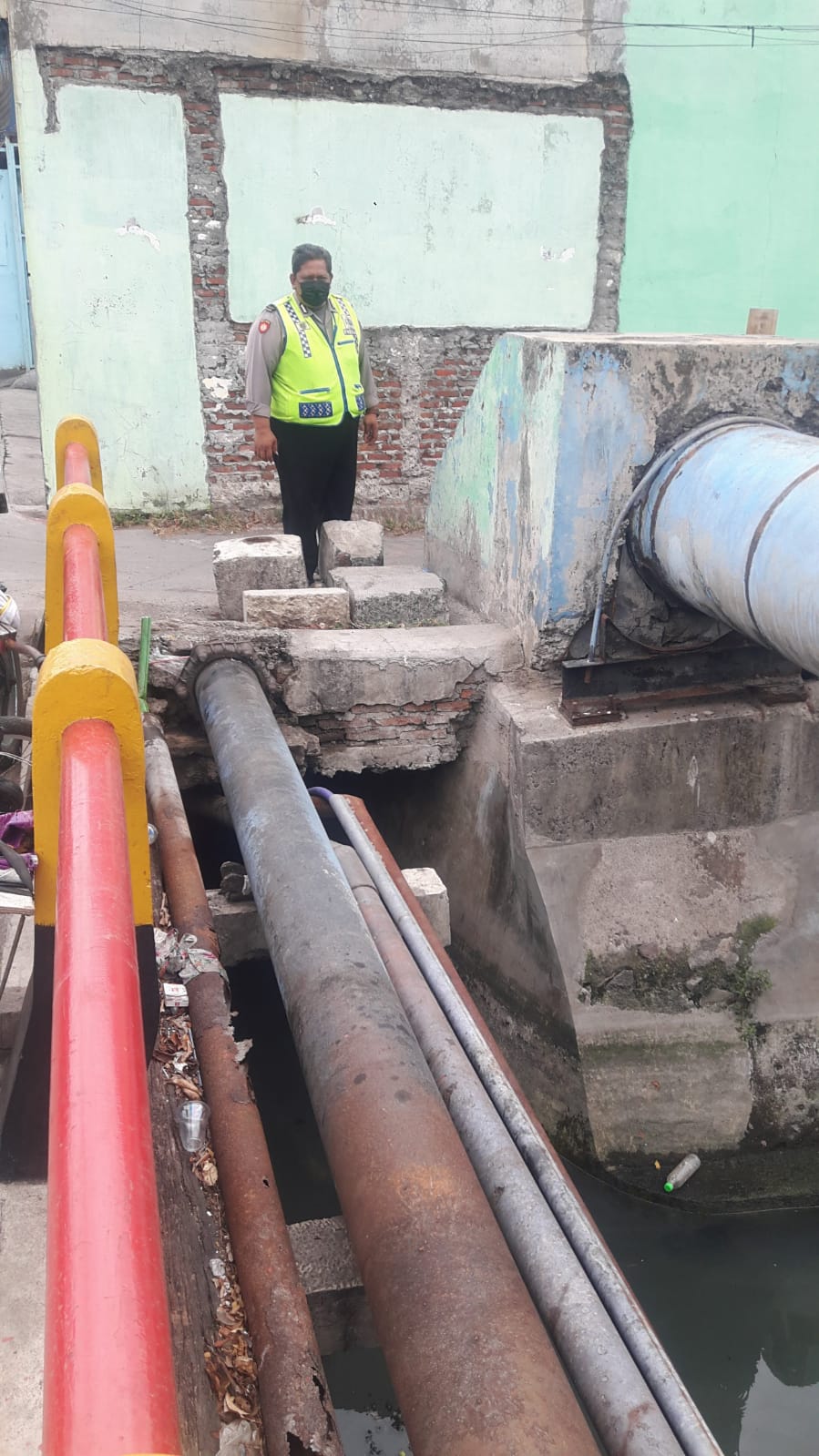 Personil Polsek Kenjeran Cek Ketinggian Air di Pompa Pintu Air Solotigo, Terpantau Dalam Kondisi Normal