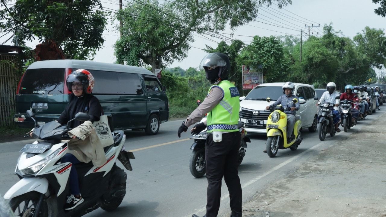 Polres Bangkalan Terjunkan Tim Urai  Lalulintas Antisipasi Kepadatan Akses Wisata Alam dan Kuliner