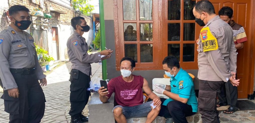 Polsek Asemrowo Gelar Vaksinasi Booster Serentak di Jalan Kalianak, Sediakan Vaksinasi Dosis 3