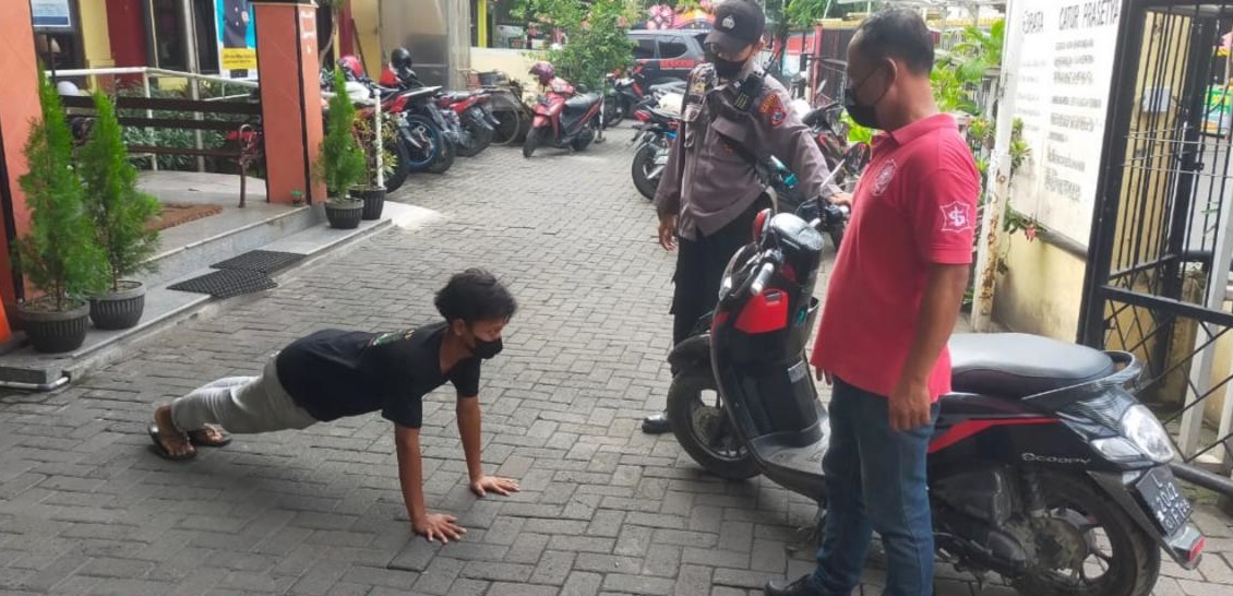 Polsek Asemrowo Laksanakan Operasi Yustisi Protokol Kesehatan di Depan Mako