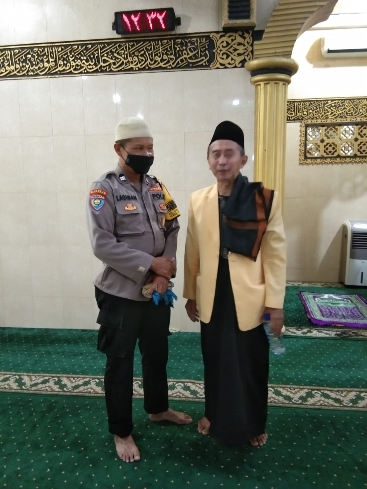 Bhabinkamatibmas Takal Kedinding Sampaikan Himbauan Toleransi Antar Umat Setelah Kegiatn Sholat Jumat Berjamaah