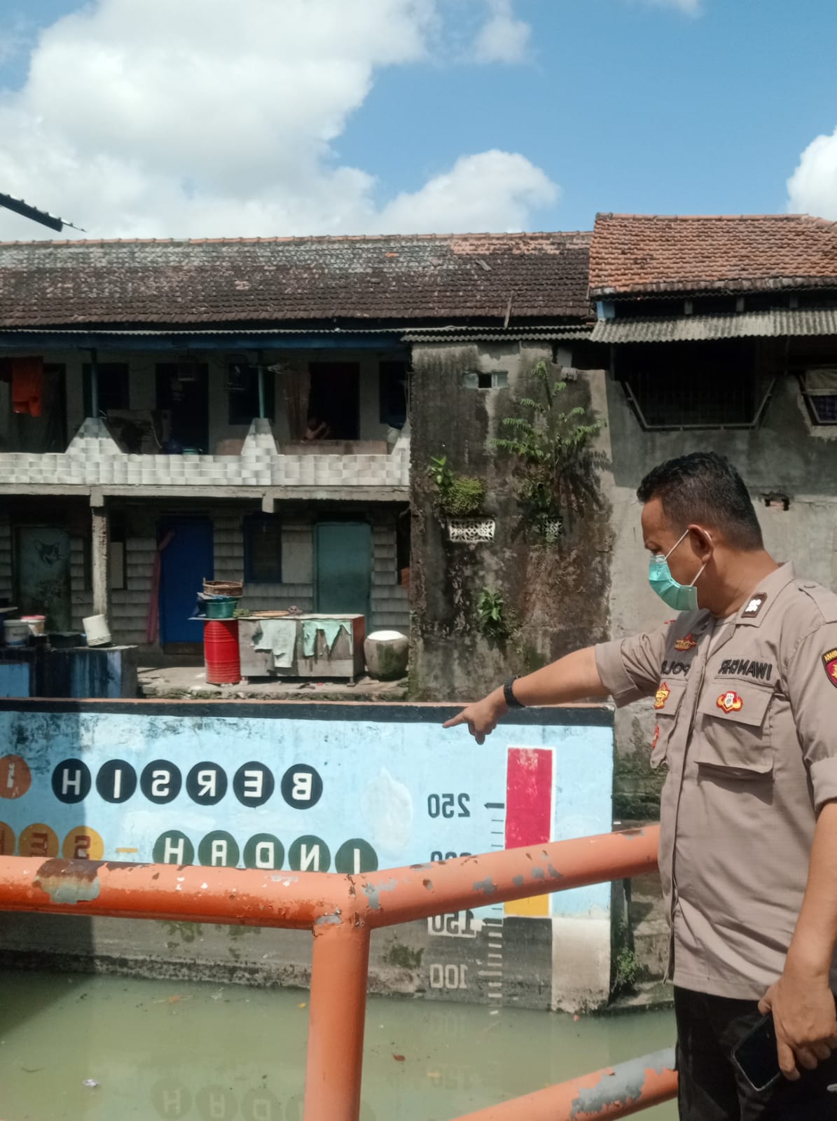 Polsek Kenjeran Laksanakan Pengecekan Pintu Air, Situasi Terpantau Aman Terkendali