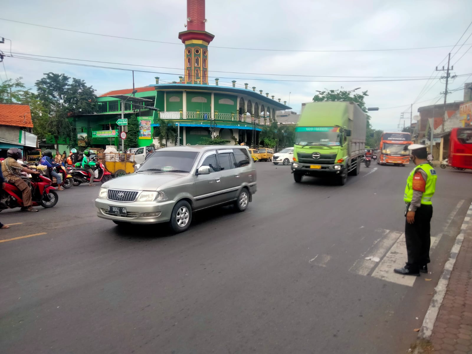 Unit Lantas Polsek Semampir Lakukan Pemantauan di Pos Akhir TL Karang Tembok, Cegah Terjadinya Kemacetan
