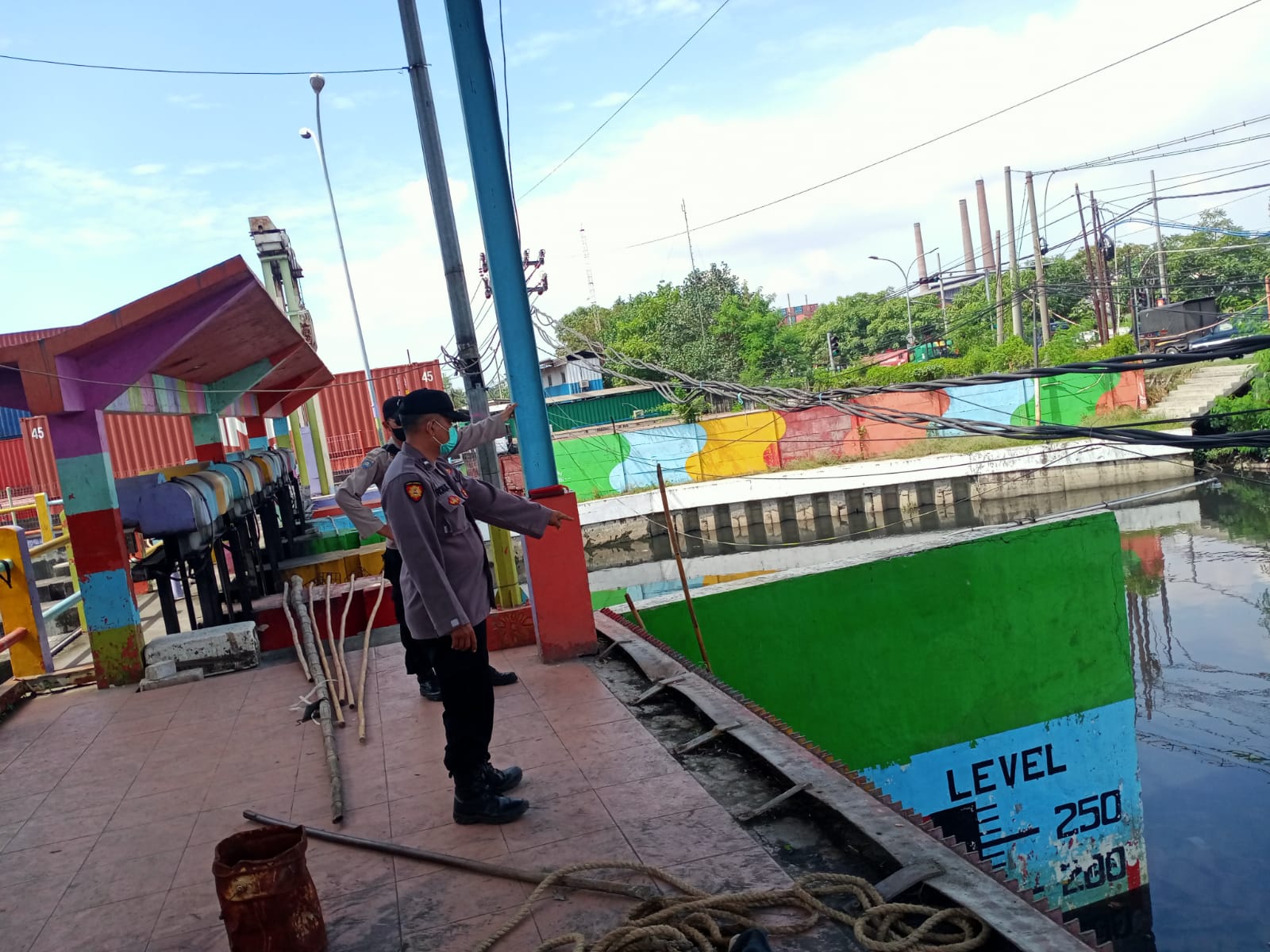 Polsek Asemrowo Cek Ketinggian Pintu Air Balong, Terpantau Dalam Batas Normal dan Situasi Kondusif