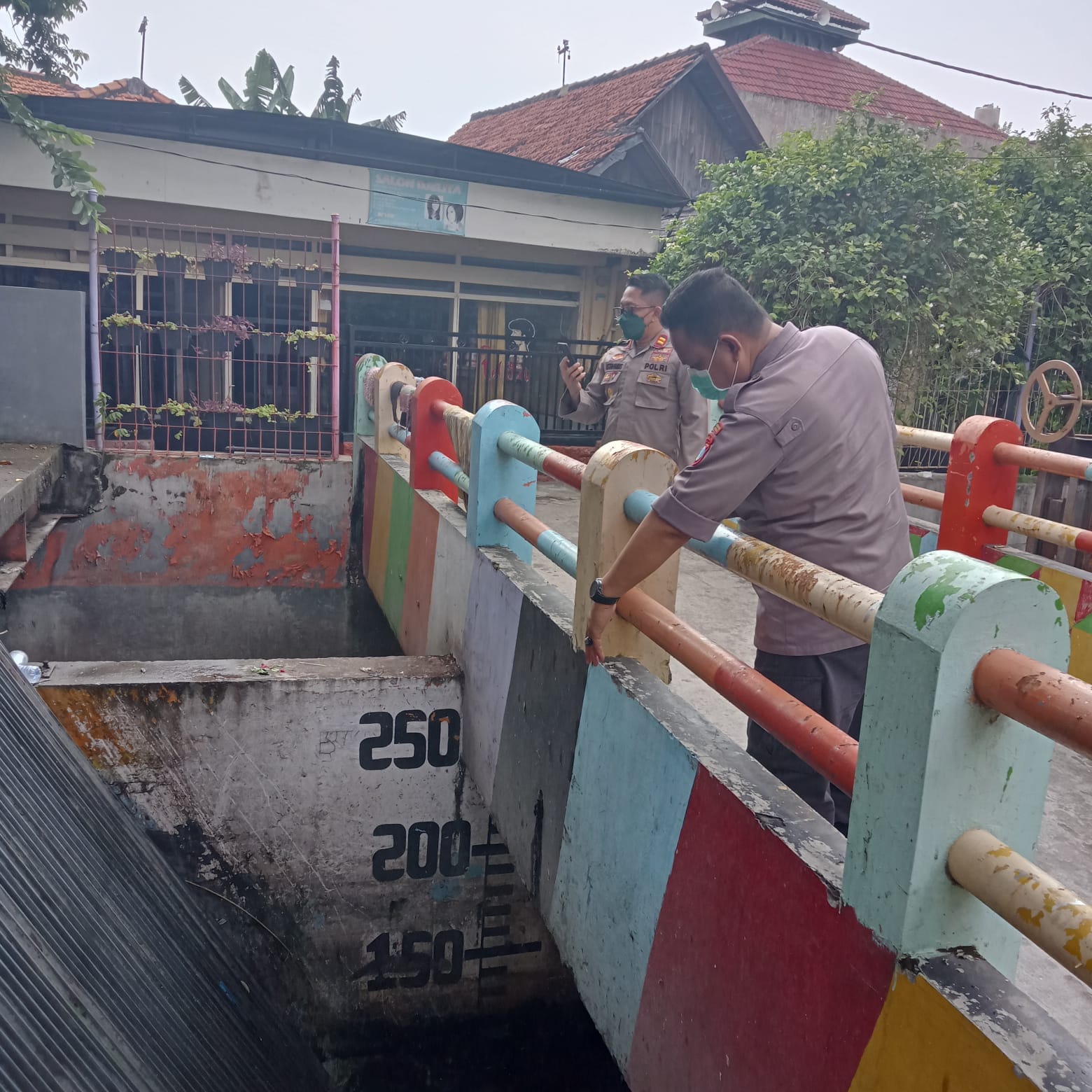 Polsek Krembangan Cek Debit Ait Solotigo, Terpantau Batas Air Dalam Keadaan Normal