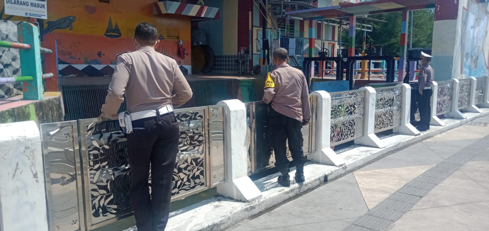 Polsek Kenjeran Pantau Debit Air di Pintu Air, Waspada Adanya Potensi Banjir