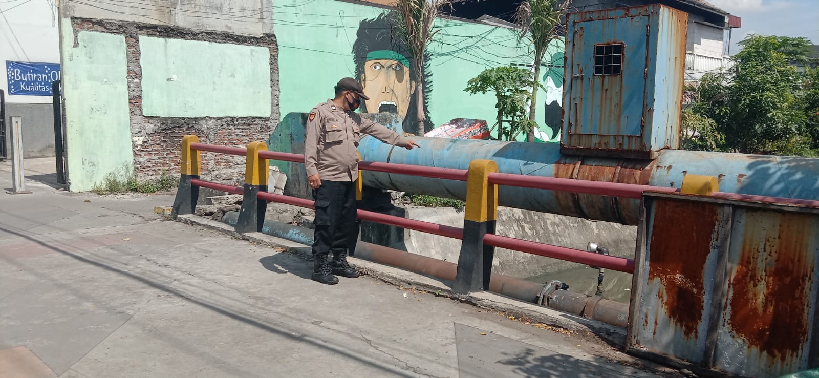 Polsek Krembangan Cek Debit Air Jalan Tanjung Sadari dan Jalan Solotigo, Terpantau Masih Dalam Batas Normal