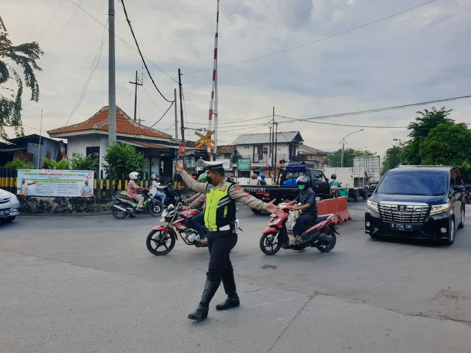Polsek Asemrowo Lakukan Pelayanan Sore di Perlintasan Rel Kereta Api Tambak Mayor, Antisipasi Terjadinya Macet