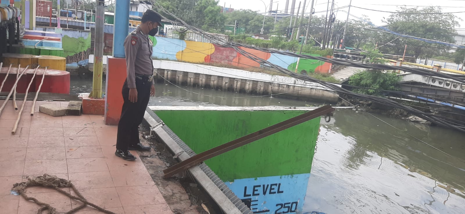 Pengecekan Debit Air Rutin Dilaksanakan Personil Polsek Asemrowo, Antisipasi Adanya Potensi Banjir