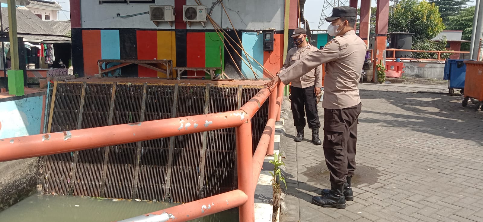 Polsek Krembangan Lakukan Pengecekan Debit Air di Pompa Air Jalan Tanjung Sadari, Situasi Terpantau Dalam Batas Normal