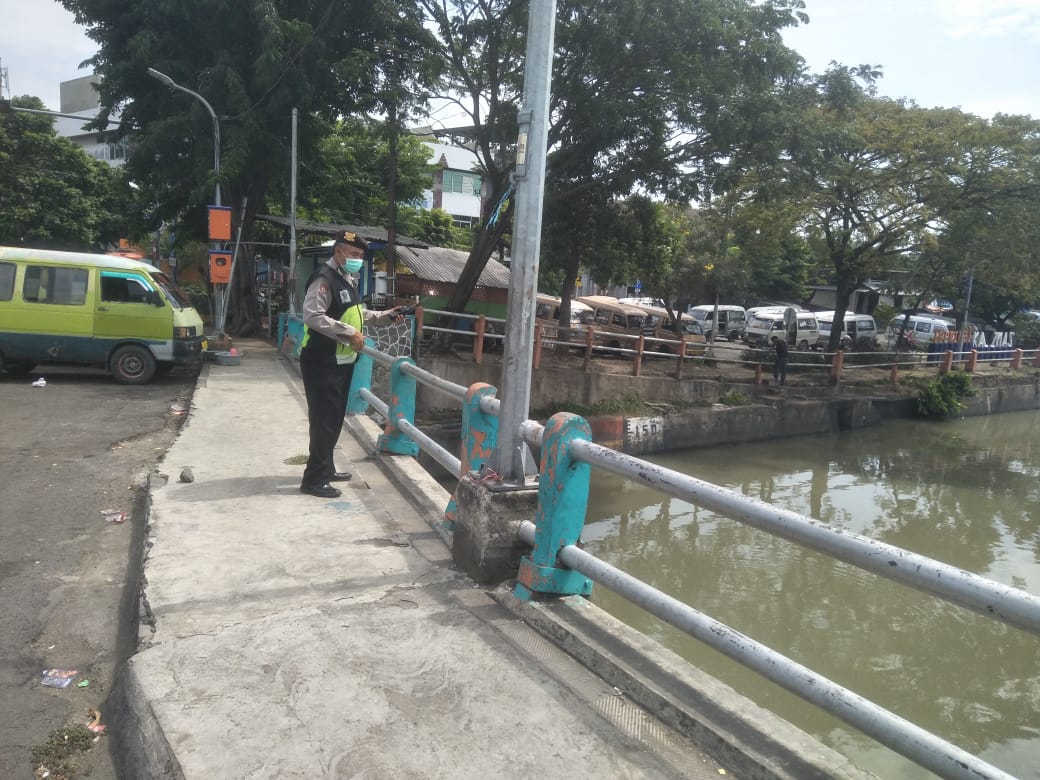 Polsek Pabean Cantikan Lakukan Pemantauan Ketiggian Debit Air Sungai Kalimas, Antisipasi Adanya Potensi Banjir