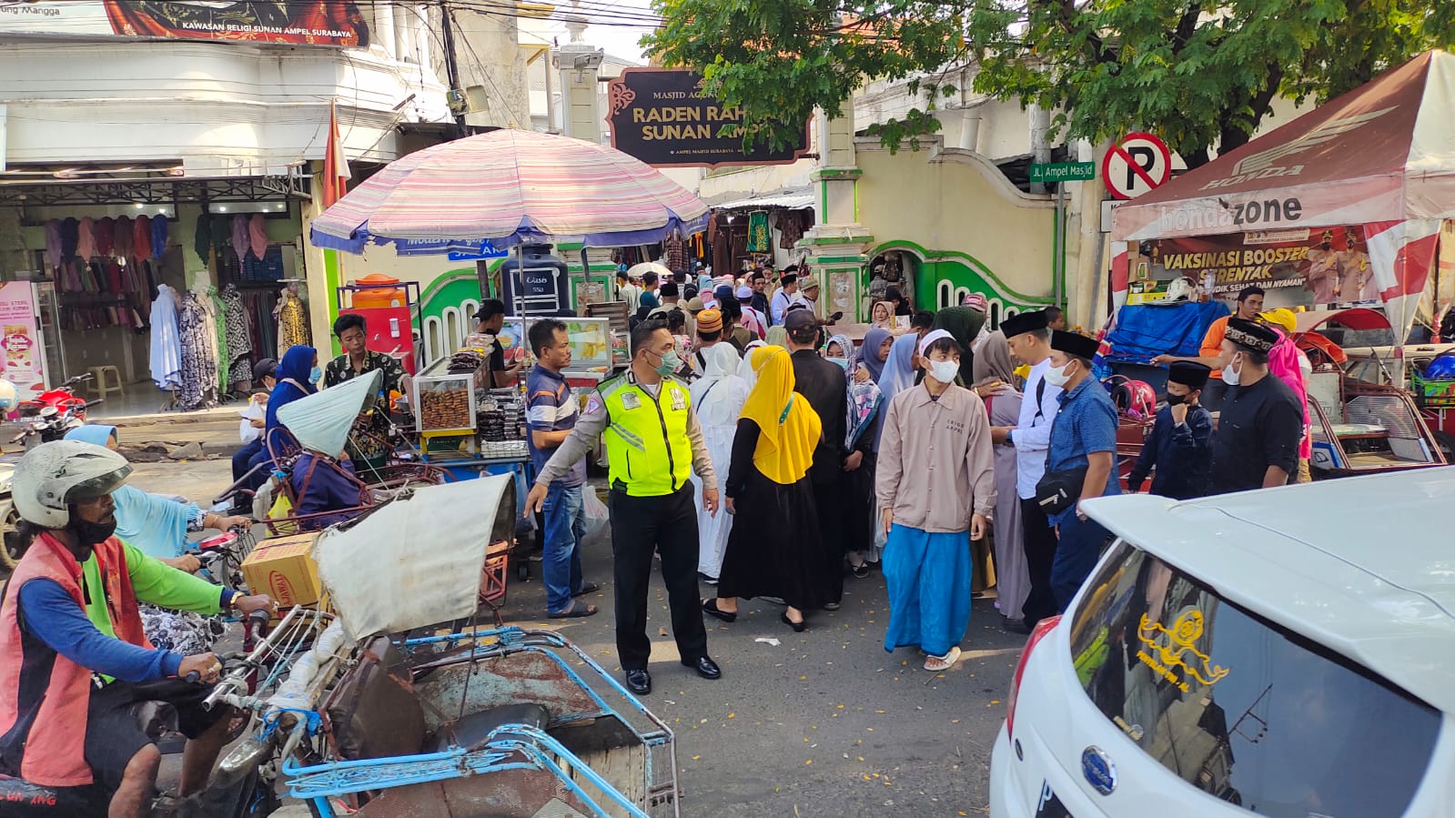 Polsek Semampir Laksanakan Patroli Kewilayahan di Depan Religi Ampel, Sekaligus Bantu Masyarakat Menyebrang Jalan