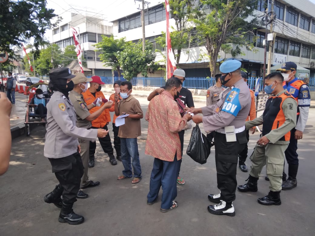 Polres Pelabuhan Tanjung Perak Bagikan Masker Gratis Kepada Pengguna Jalan, Sekaligus Beri Himbauan Prokes