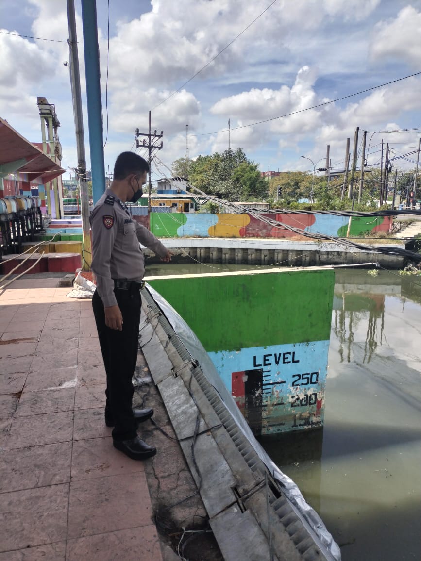Polsek Asemrowo Cek Debit Air Sungai Waspada Adanya Kenaikan Air