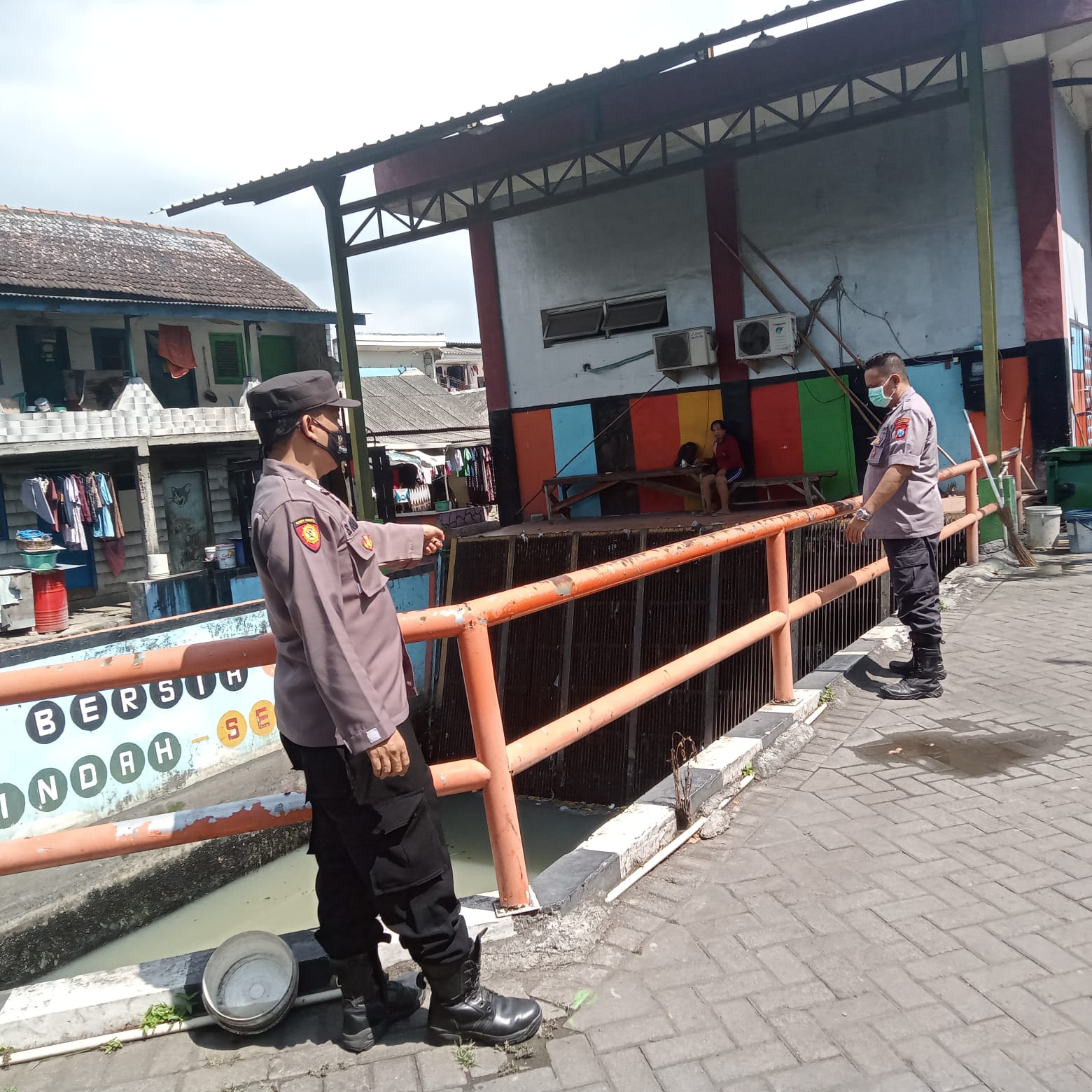 Polsek Krembangan Cek Debit Air Tanjung Sadari, Waspada Adanya Potensi Banjir