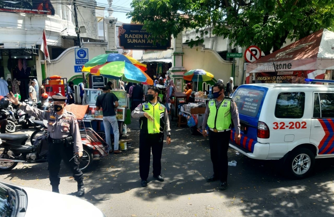 Polsek Semampir Laksanakan Patroli Kewilayahan di Depan Pintu Masuk Wisata Religi Ampel, Antisipasi Jambret
