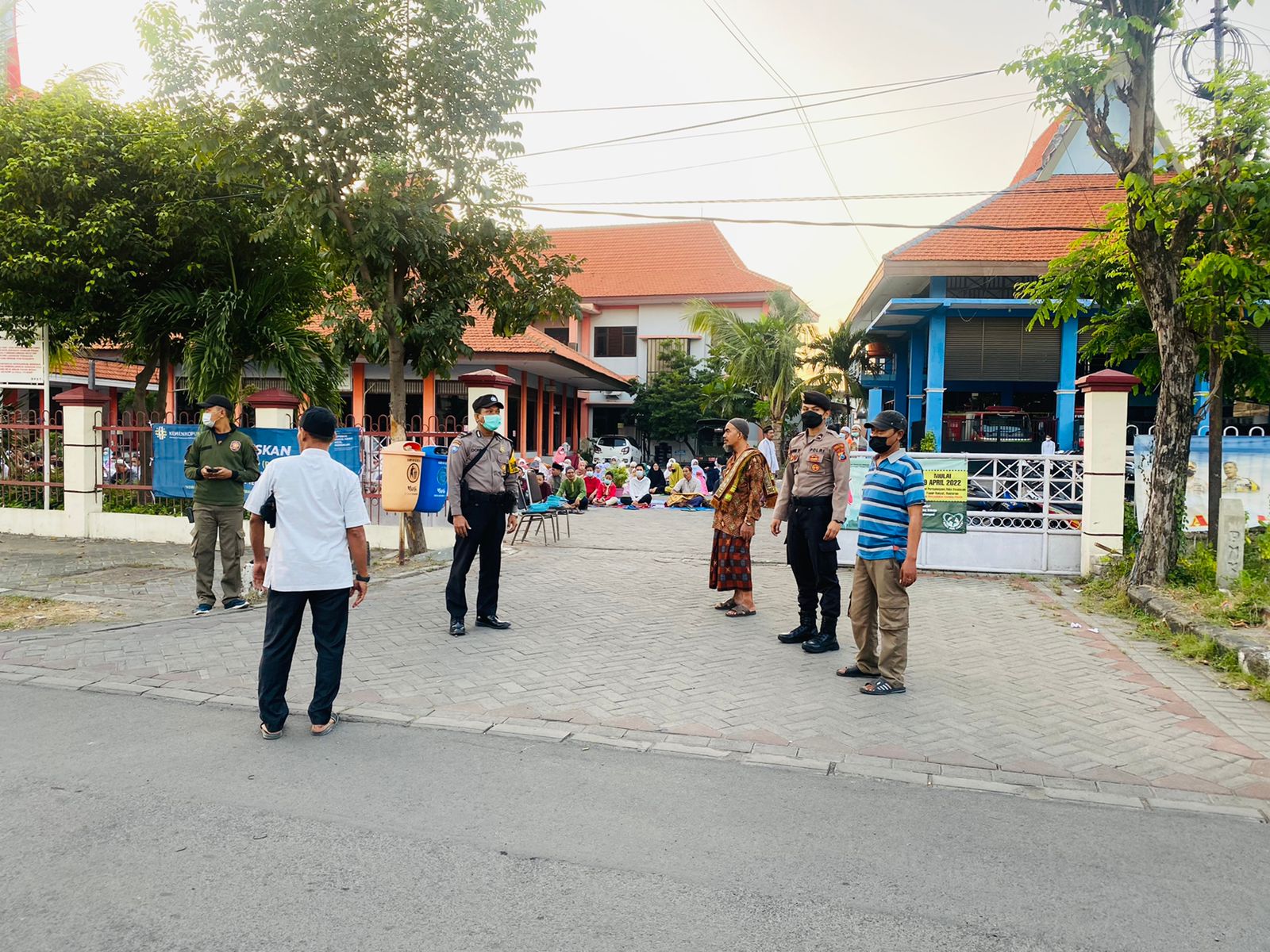Bhabinkamtibmas Bulak Laksanakan PAM Sholat Idul Adha di Halaman Kantor Kecamatan Bulak