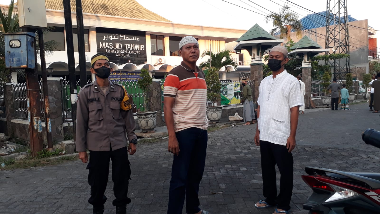 Personil Polsek Asemrowo Bersama Bhabinkamtibmas Kelurahan Asemrowo PAM Sholat Idul Adha