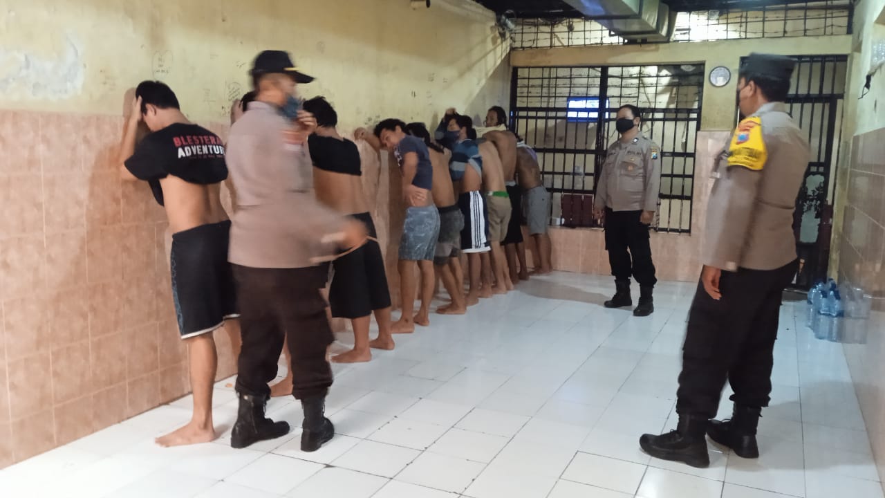 Polsek Krembangan Lakukan Pengecekan Ruang Tahanan, Antisipasi Adanya Barang Terlarang di Dalam Tahanan