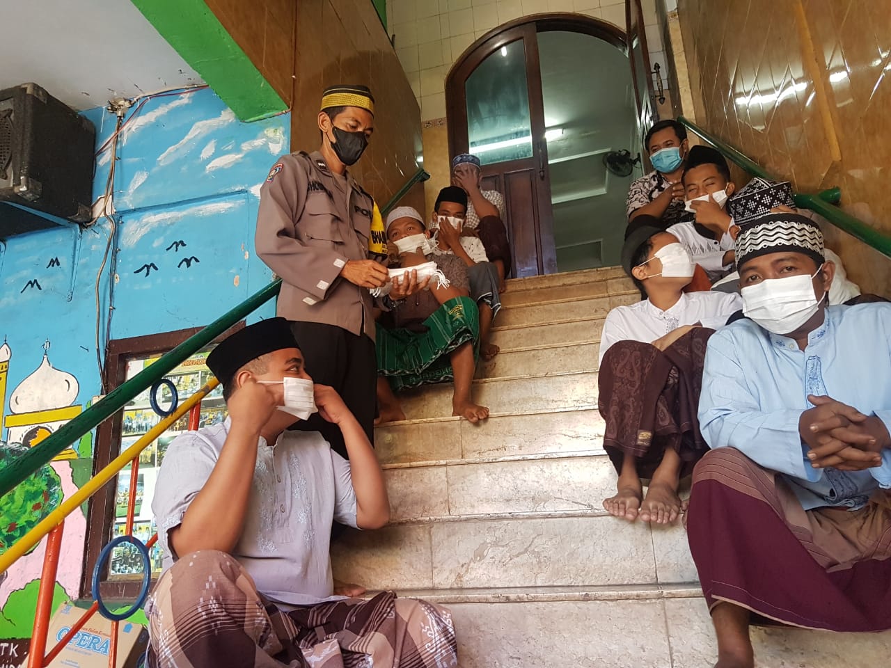 Polsek Asemrowo Laksanakan Sholat Jumat Berjamaah di Masjid Al Hidayah, Sekaligus Beri Himbauan Protokol Kesehatan