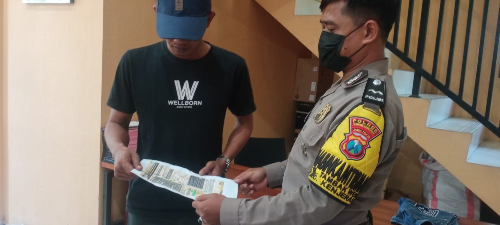 Bhabinkamtibmas Kelurahan Tambak Wedi Berikan Penyuluhan Kepada Warga Tambak Wedi Mengenai PMK