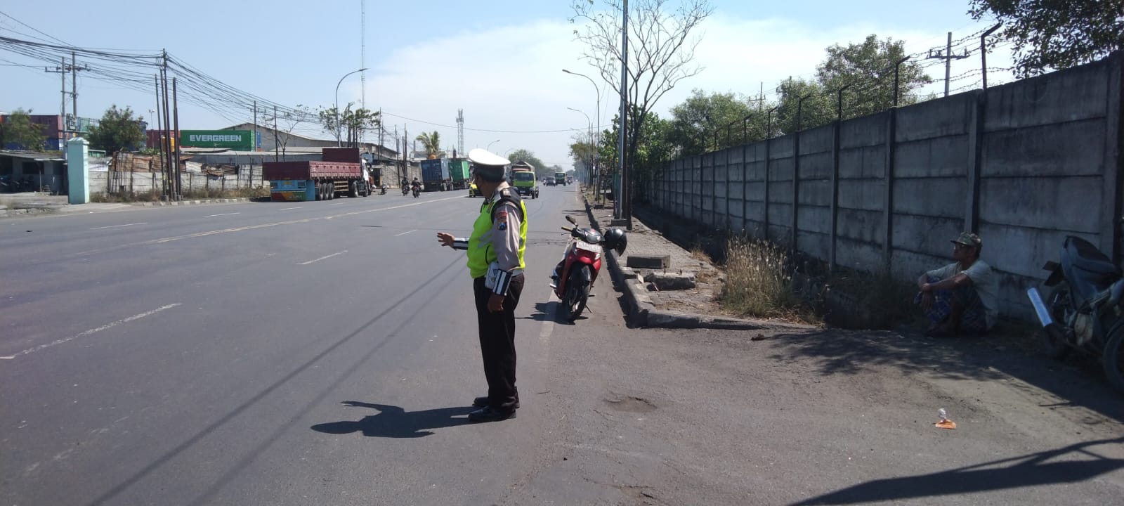 Personil Polsek Asemrowo Laksanakan Patroli di Jalan Kalianak, Antisipasi Adanya Kemacetan dan Kejahatan 3C