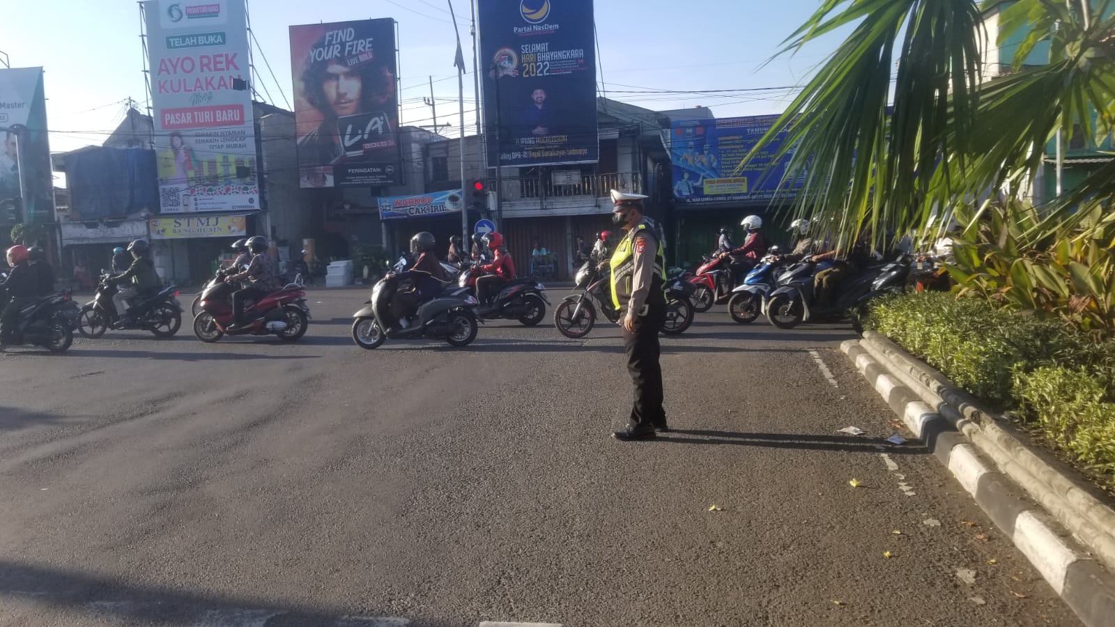 Polsek Krembangan Laksanakan Pelayanan Sore di Pertigaan Mbah Ratu, Situasi Terpantau Aman Lancar