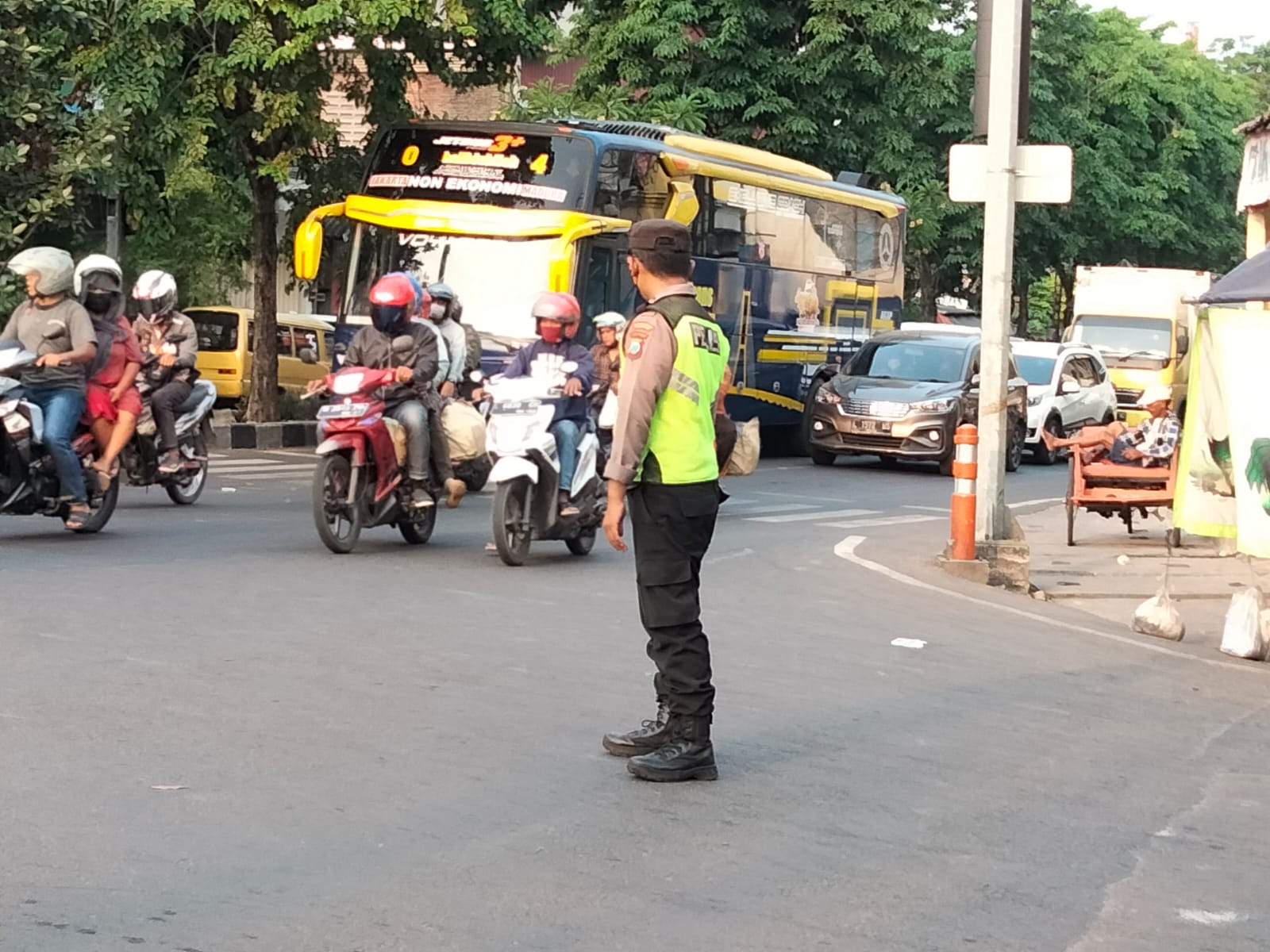 Polsek Semampir Laksanakan Pemantauan Arus Lalu Lintas Sore di Karang Tembok, Antisipasi Adanya Kendaraan Lawan Arus