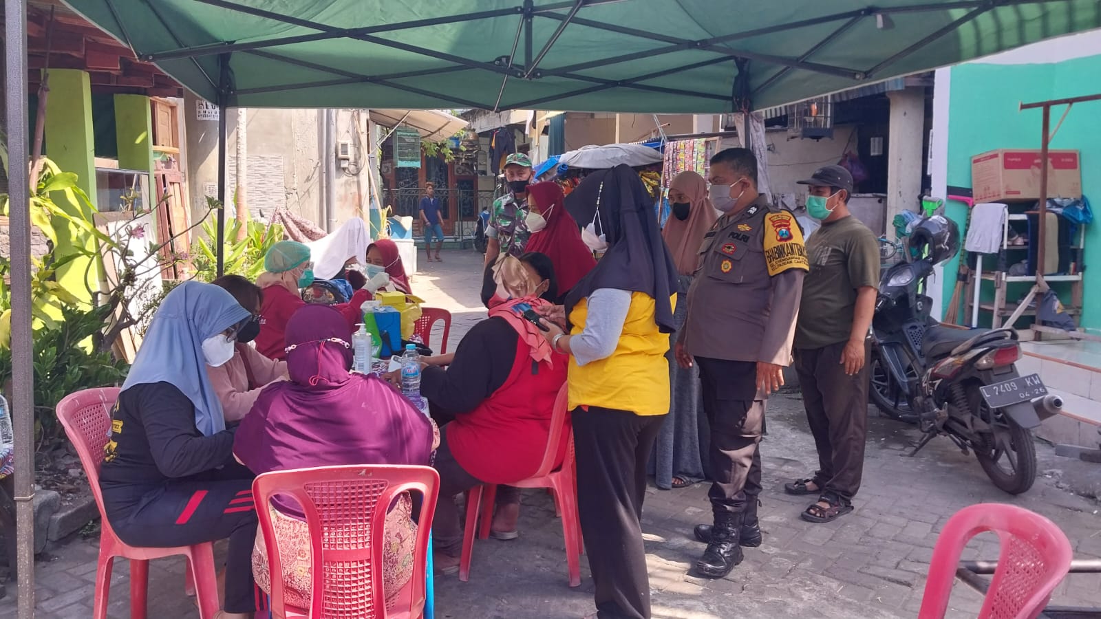 Bhabinkamtibmas Krembangan Utara Dampingi Pelaksanaan Vaksinasi, Pastikan Kegiatan Berjalan Aman dan Lancar