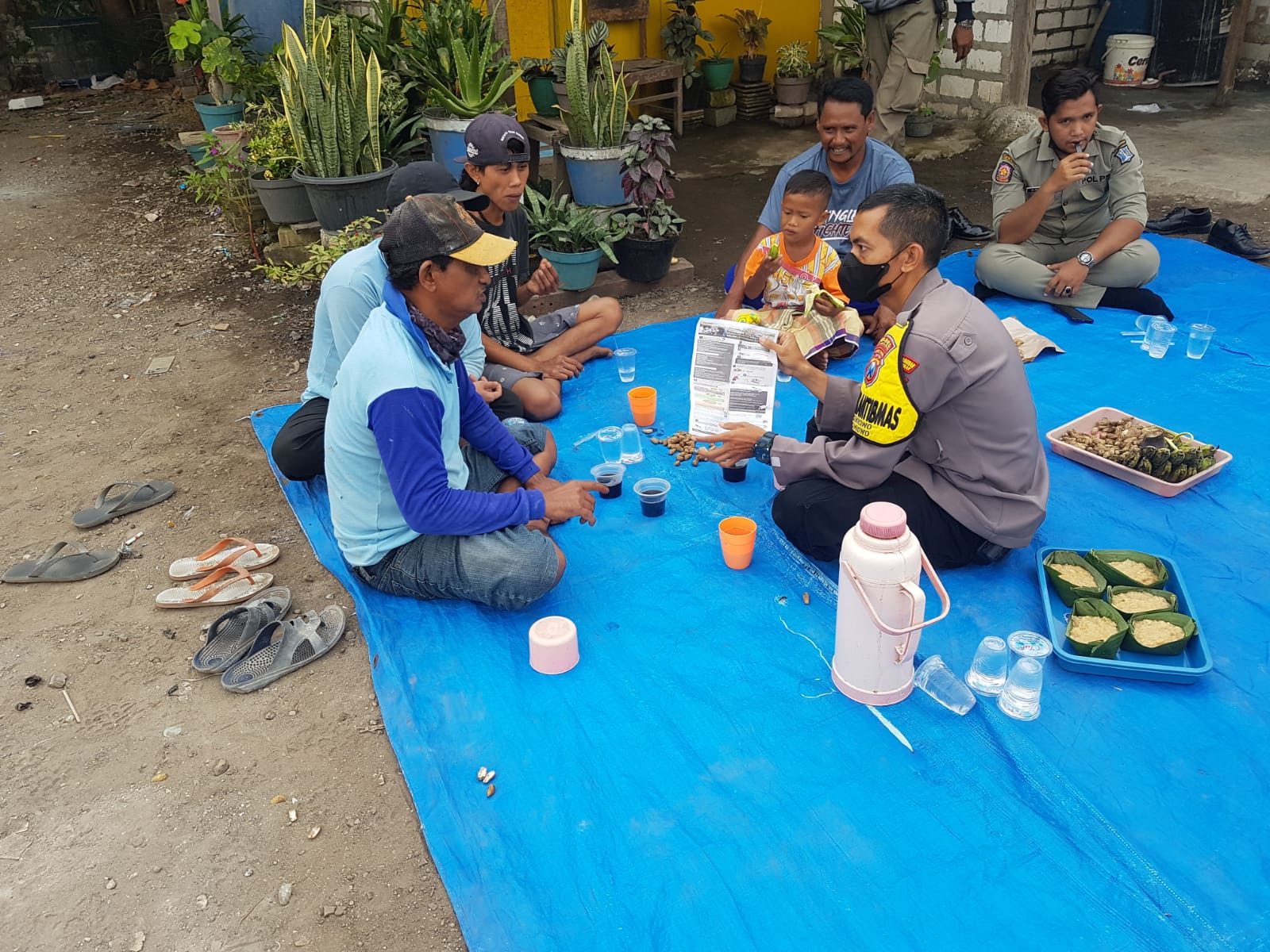 Polsek Asemrowo Lakukan Kegiatan Sosialisasi Penyakit Mulut dan Kuku di Jalan Tambak Pring