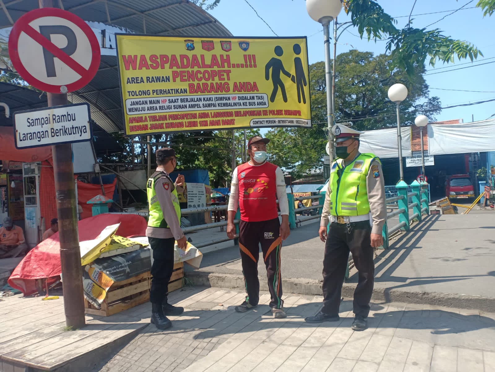 Polsek Semampir Lakukan Patroli Harkamtibmas di Jembatan Penyebrangan Sekaligus Ingatkan Protokol Kesehatan