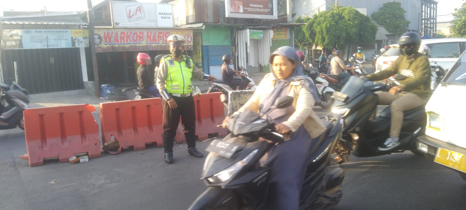 Polsek Asemrowo Bantu Kepulangan Pekerja Melalui Pengaturan Lalu Lintas Sore