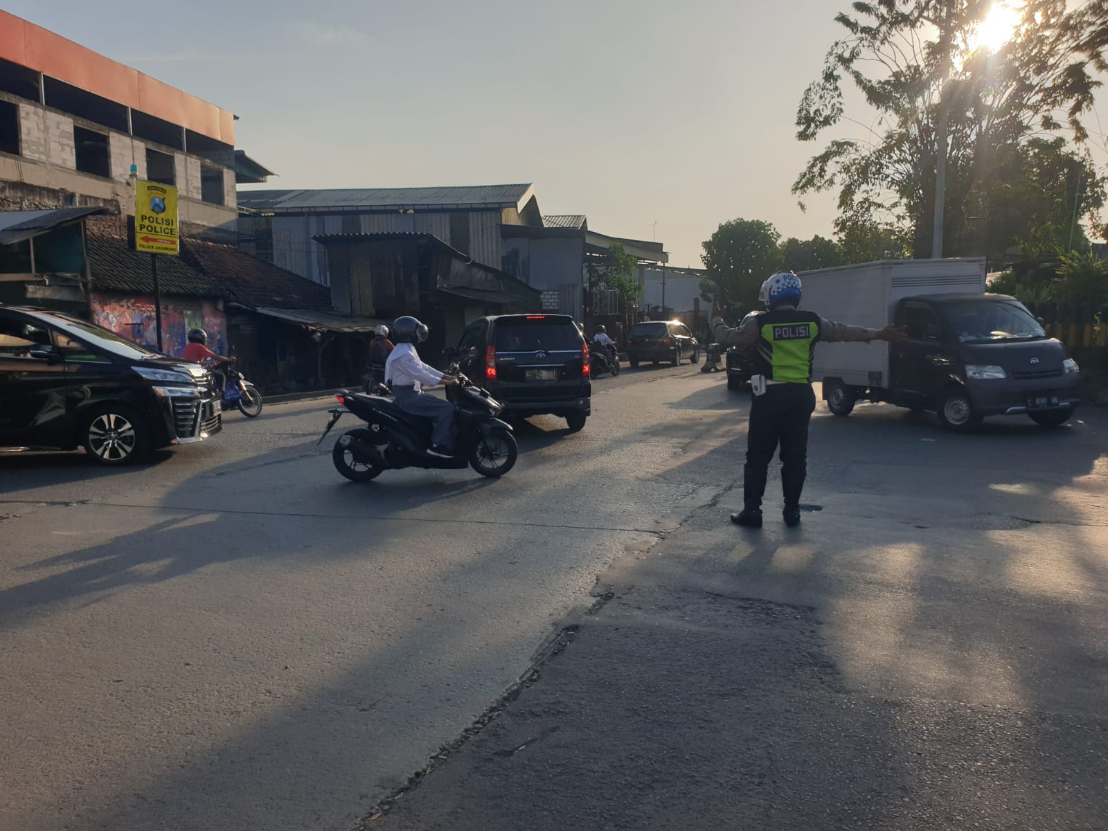 Polsek Asemrowo Lakukan Giat Pengaturan Lalu Lintas di Rel Kereta Api Simpang Empat, Terpantau Arus Lancar