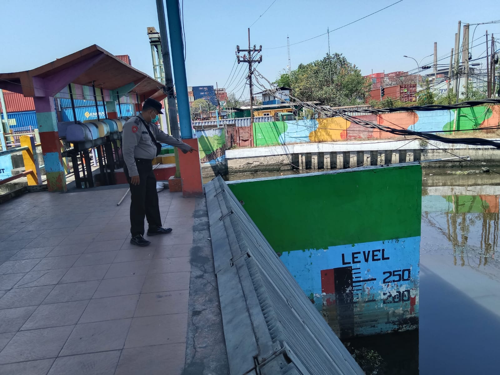 Polsek Asemrowo Cek Debit Air Sungai, Waspada Adanya Potensi Banjir