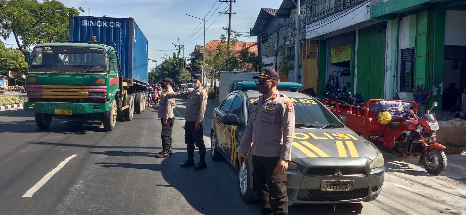 Polsek Krembangan Laksanakan Pemantauan Arus Lalu Lintas Sore di Mbah Ratu, Cegah Adanya Kemacetan